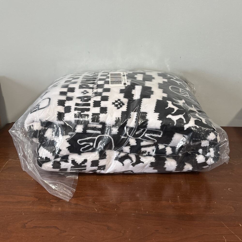 Victoria's Secret PINK Sherpa Blanket Fair Isle Dog 50x 60 White Black Peace NEW - Picture 2 of 4